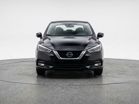 Used 2025 Nissan Versa SV image 2