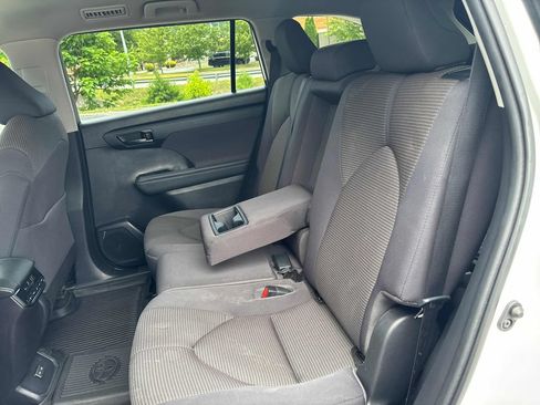 Used 2023 Toyota Highlander LE AWD/4WD image 24