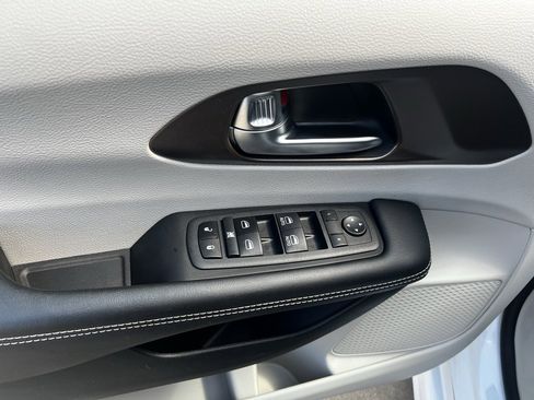 Used 2022 Chrysler Voyager LX image 10
