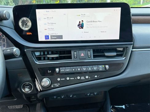 Certified 2025 Lexus ES 300h w/ Premium Package image 17