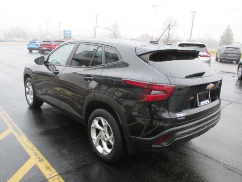 Used 2024 Chevrolet Trax LS w/ LS Convenience Package image 5