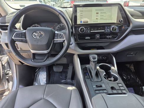 Used 2023 Toyota Highlander XLE AWD/4WD image 18