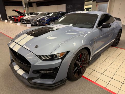 Used 2022 Ford Mustang Shelby GT500 w/ Technology Package RWD image 3