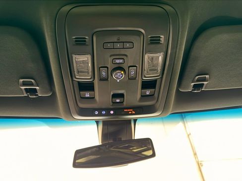 Used 2022 Chevrolet Suburban LT w/ Luxury Package image 21