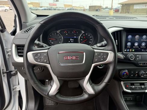 Used 2024 GMC Terrain SLT image 17