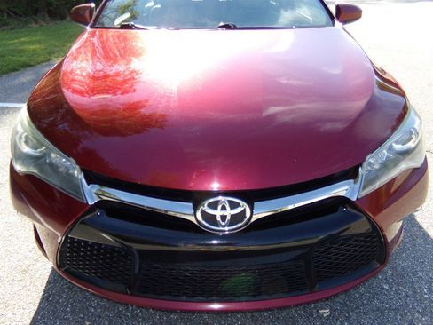 Used 2017 Toyota Camry SE image 3