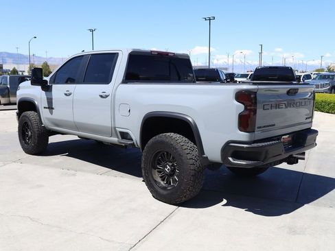 Used 2025 Chevrolet Silverado 2500 ZR2 w/ Technology Package AWD/4WD image 4