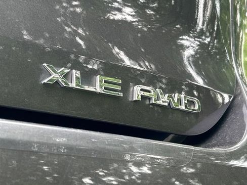 Used 2021 Toyota Highlander XLE AWD/4WD image 15