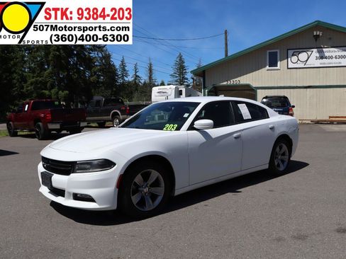 Used 2016 Dodge Charger SXT RWD image 2