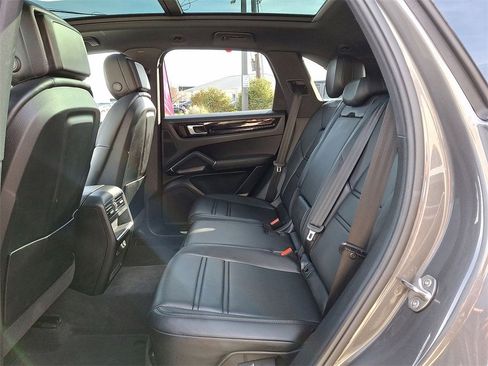Used 2023 Porsche Cayenne Platinum Edition image 13