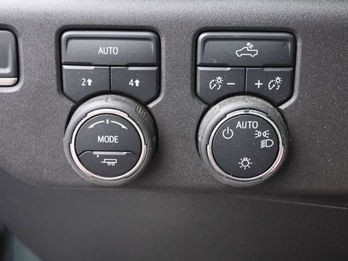 Used 2025 Chevrolet Silverado 1500 LT AWD/4WD image 33