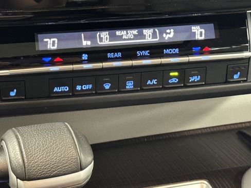 Used 2023 Toyota Sienna XLE image 22