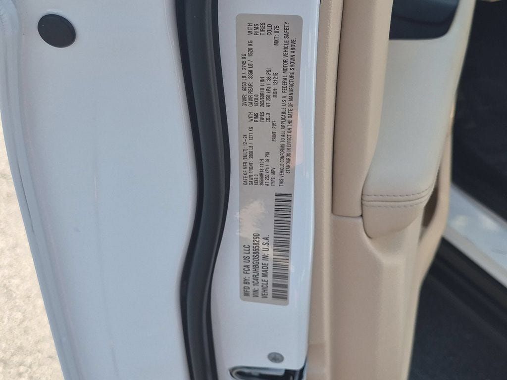 Certified 2025 Jeep Grand Cherokee Limited w/ Luxury Tech Group II AWD/4WD image 37