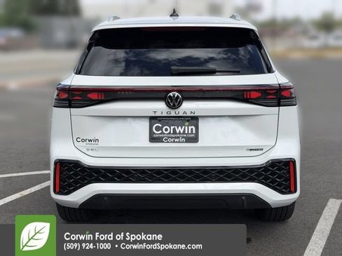 Used 2025 Volkswagen Tiguan SEL R-Line AWD/4WD image 17
