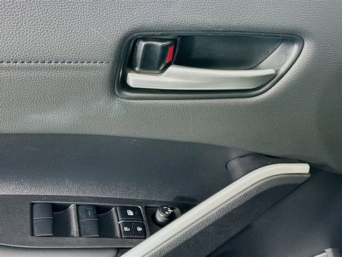 Used 2025 Toyota Corolla Cross XLE image 18