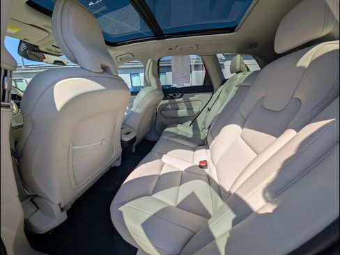 Certified 2023 Volvo XC60 B5 Plus w/ Climate Package AWD/4WD image 17