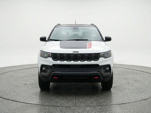 Used 2025 Jeep Compass Trailhawk AWD/4WD image 2