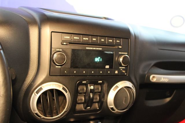 Used 2013 Jeep Wrangler Unlimited Sahara w/ Dual Top Group AWD/4WD image 17