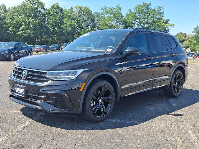 Used 2023 Volkswagen Tiguan SE R-Line AWD/4WD image 3