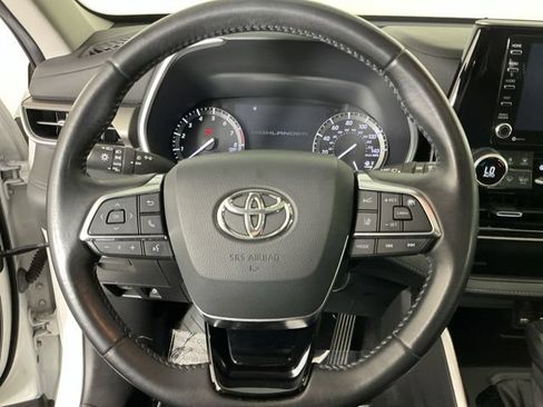 Used 2020 Toyota Highlander XLE AWD/4WD image 16