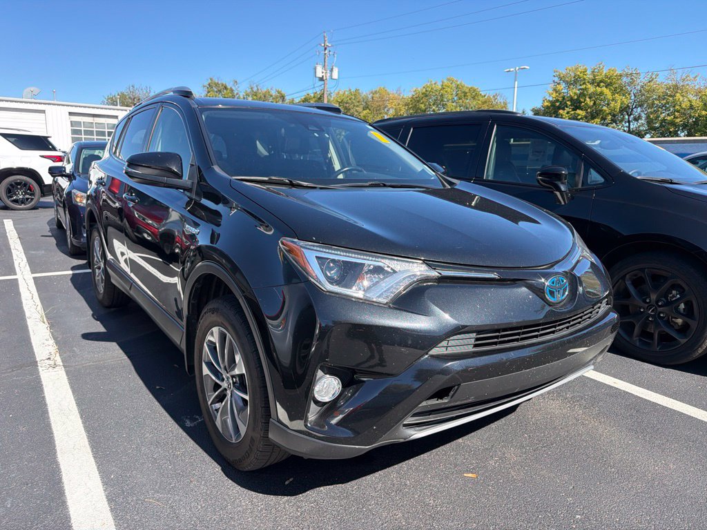 Used 2018 Toyota RAV4 XLE AWD/4WD image 4