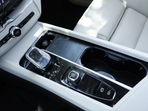 Used 2022 Volvo XC60 B5 Inscription w/ Advanced Package FWD image 19