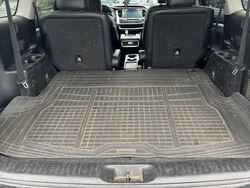 Used 2019 Toyota Highlander XLE FWD image 28