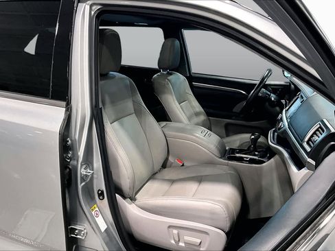 Used 2018 Toyota Highlander Limited FWD image 9