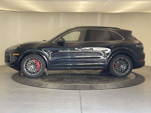 New 2025 Porsche Cayenne Turbo image 2