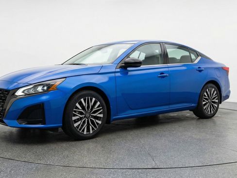 Used 2025 Nissan Altima 2.5 SV image 3