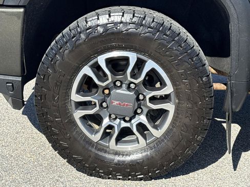 Used 2022 GMC Sierra 2500 AT4 w/ AT4 Preferred Package AWD/4WD image 4