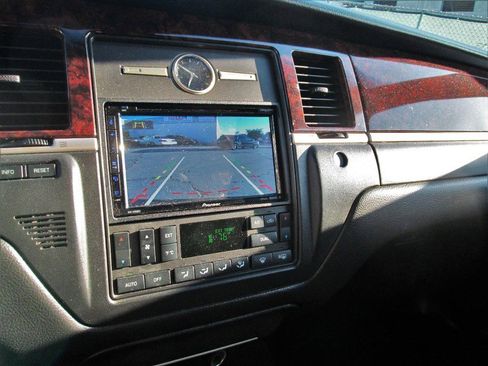 Used 2011 Lincoln Town Car Signature Limited image 5