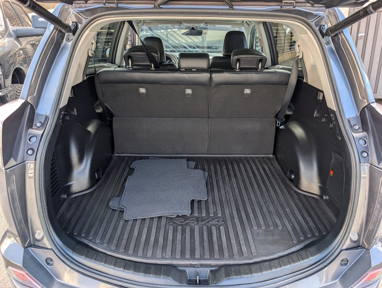 Used 2017 Toyota RAV4 Platinum FWD image 9