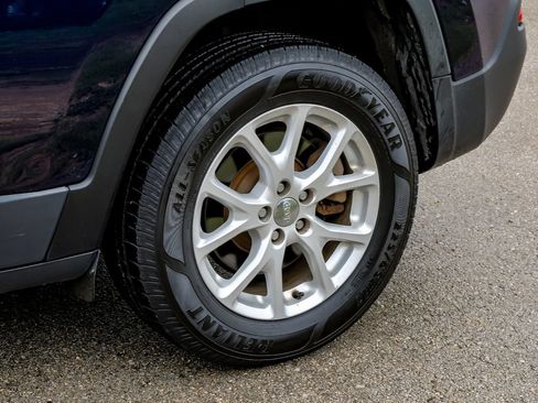 Used 2015 Jeep Cherokee Latitude w/ Cold Weather Group AWD/4WD image 62