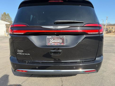 Used 2025 Chrysler Pacifica Select image 6