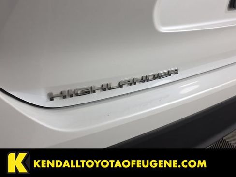 Used 2023 Toyota Highlander XLE AWD/4WD image 10