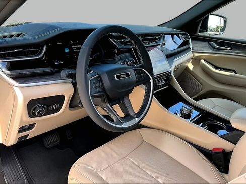 Used 2023 Jeep Grand Cherokee Limited w/ Luxury Tech Group II AWD/4WD image 18