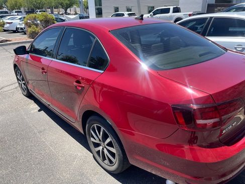 Used 2017 Volkswagen Jetta SE FWD image 3