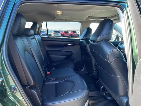 Used 2025 Toyota Highlander XLE image 16
