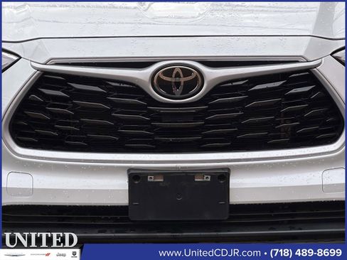 Used 2024 Toyota Highlander XLE image 7