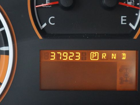 Used 2015 Nissan Titan S image 12