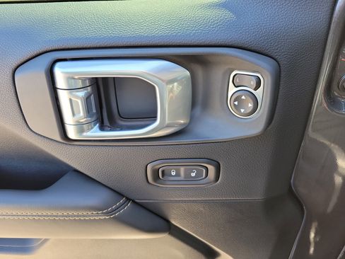 Used 2024 Jeep Gladiator Sport image 18