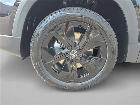 New 2026 Volkswagen Taos SE FWD image 12