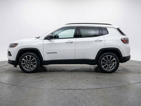 Used 2025 Jeep Compass Trailhawk AWD/4WD image 5