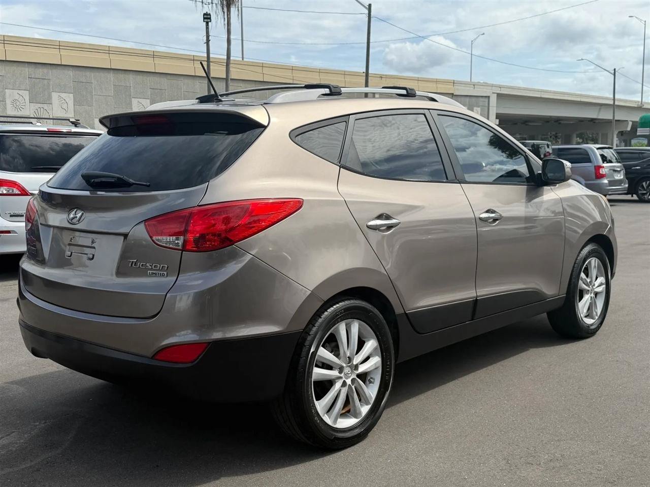 Used 2013 Hyundai Tucson Limited FWD image 9