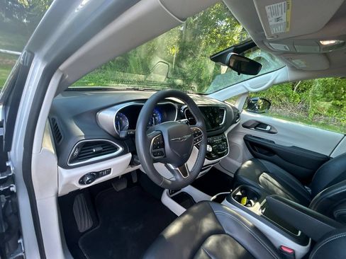 Used 2024 Chrysler Pacifica Touring-L FWD image 9