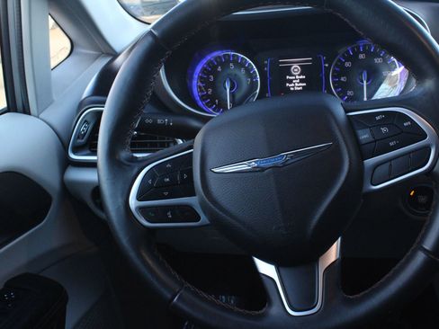 Used 2018 Chrysler Pacifica Touring-L image 20