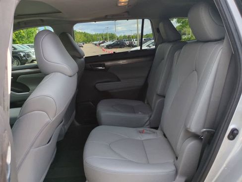 Used 2022 Toyota Highlander Limited FWD image 14