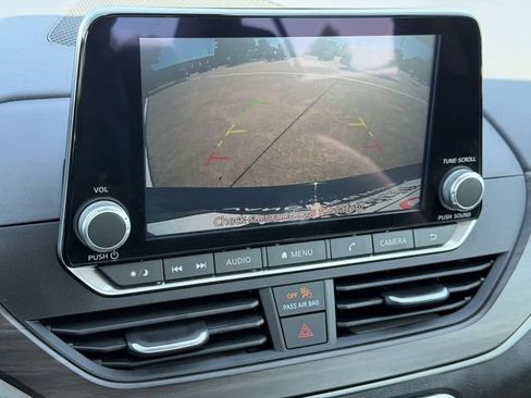 Used 2024 Nissan Altima 2.5 SV FWD image 18