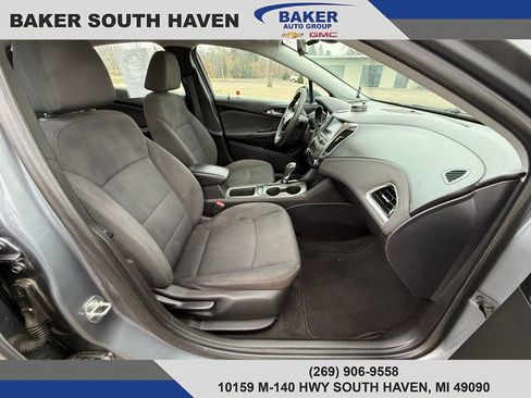 Used 2019 Chevrolet Cruze LT w/ Convenience Package image 8